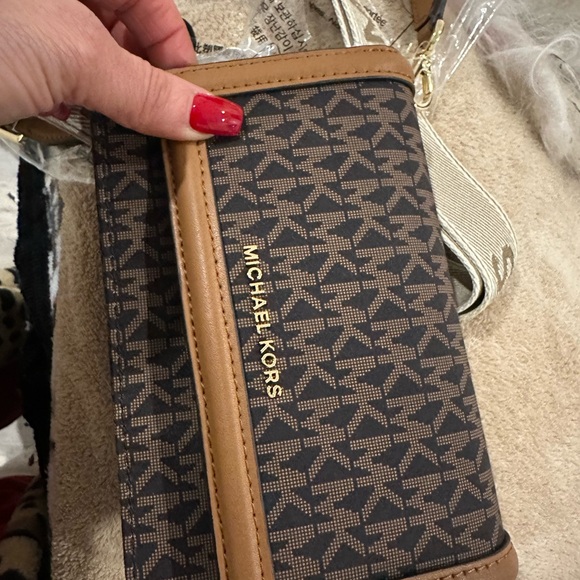 NEW! Michael Kors Monogram small Crossbody Bag - Picture 4 of 9